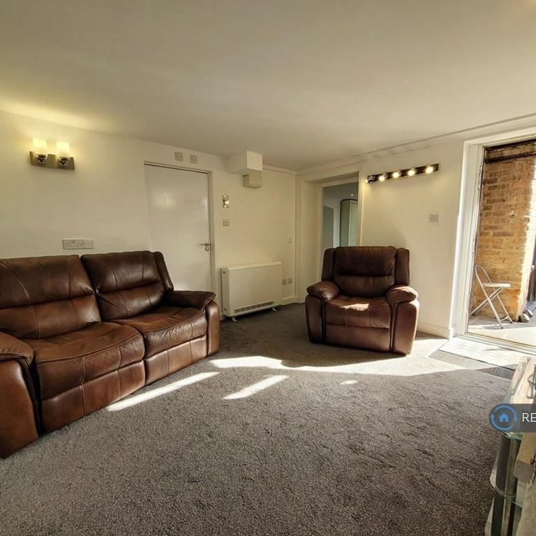 2 bedroom flat to rent - Photo 1