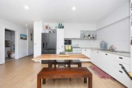 Stylish Ground Floor Apartment with Private Outdoor Space - Furnished! - Photo 5