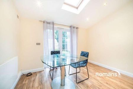 Irvine Place, Virginia Water, GU25 - Photo 2