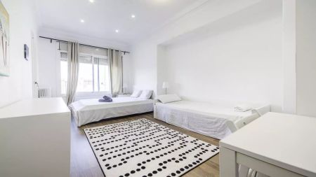 Large room for rent in 13-bedroom apartment in Sant Gervasi - Foto 4