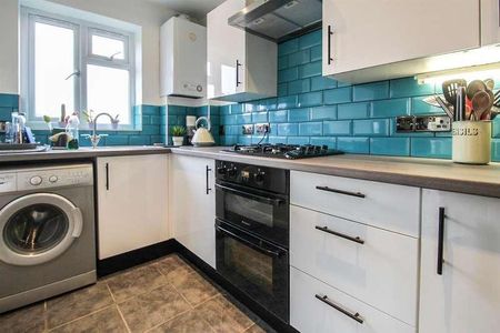 Bower Court, Cippenham Lane, Cippenham, SL1 - Photo 2