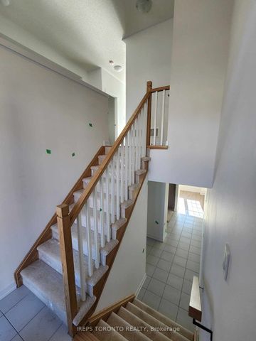 Townhouse For Lease | N8076266 - Photo 3