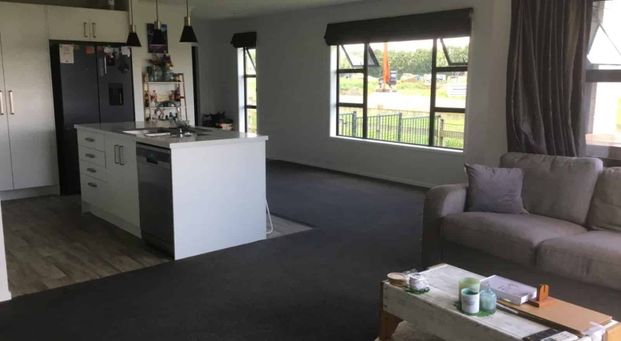 Modern family home - Photo 1