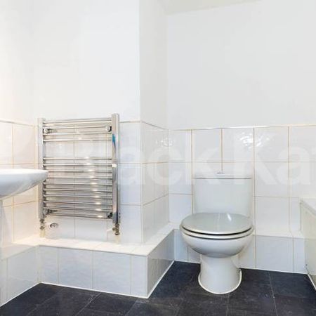 Spacious two double bedroom property set in modern development - Photo 4