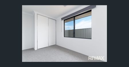 4x2 Family Home in Eglinton - With Theatre! - Photo 5