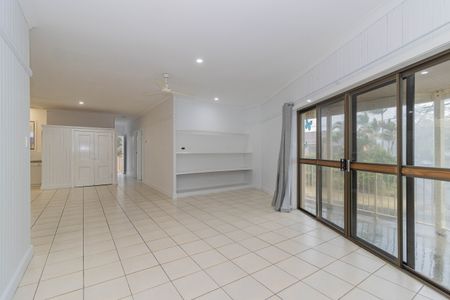 BEAUTIFUL OCEAN VIEWS - LARGE UNIT ON THE ESPLANADE - Photo 3