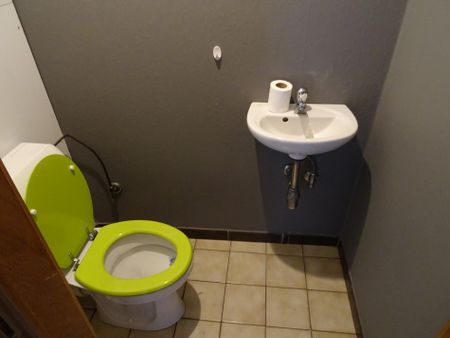 - Appartement 2de verdiep met 2 slaapkamers en garage. - Photo 2