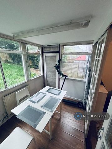 4 bedroom semi-detached house to rent - Photo 4