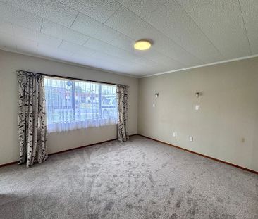 Sunny & Tidy 3 bedroom home in desirable area - Photo 3