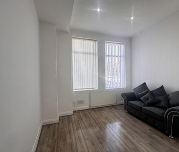 3 bedroom flat to rent - Photo 2