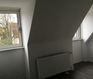 Wer will mich!? Gemütliche 2-Zimmer-Dachgeschosswohnung in Stadtlage - Photo 1