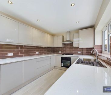 5 bedroom semi-detached bungalow to rent - Photo 3