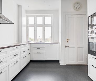 Skøn møbleret lejlighed med stor altan - Photo 4