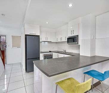 Fully Furnished Townhouse In A Convenient Location - Photo 5