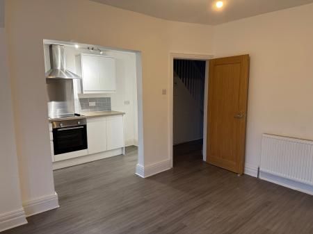 3 bedroom Terraced House To Let - Photo 3