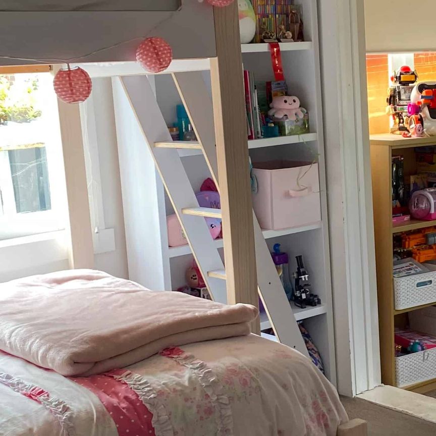 Charming 3-Bedroom Bungalow - Photo 1