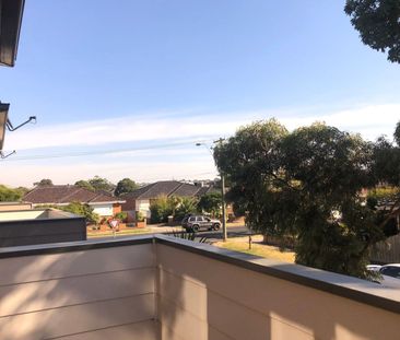 Spacious 3-Bedroom Home with Natural Light and Balcony in Pascoe Vale - Photo 5