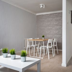 Modern Town House Room 4 - Photo 2