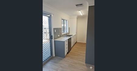 AVAILABLE 06/03/26- 3 BED 2 BATH TOWNHOUSE WITH MULTI PURPOSE ROOM & DUCTED AIR - Photo 3