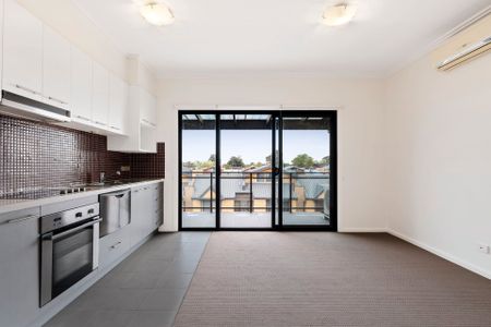 Stylish Two-Bedroom Apartment with Private Balcony - Photo 3