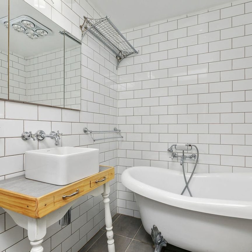 Well-positioned sun-filled terrace in Woolloomooloo - Photo 1