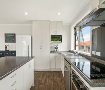 A home of elegance, ease and true tranqulity - Photo 4