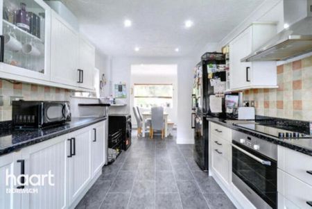 4 bedroom semi-detached house to rent - Photo 3