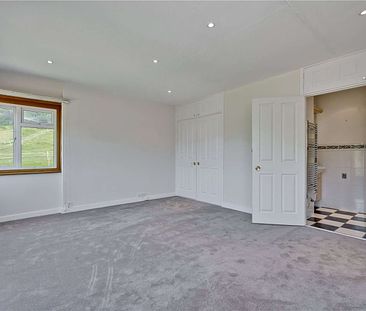 A five bedroom detached house with a tennis court. - Photo 1
