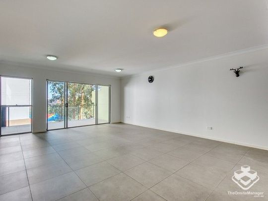 Furnished Spacious unit with park & city view - Photo 1