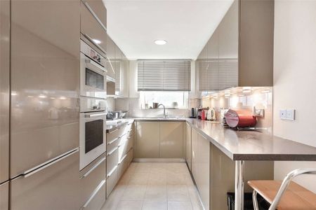 A three bedroom apartment on the second floor of a purpose built block in St Johns Wood - Photo 5