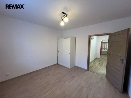 Pronájem bytu 3+1 po rekonstrukci – klidná lokalita u lesa, zasklená lodžie - Фото 2