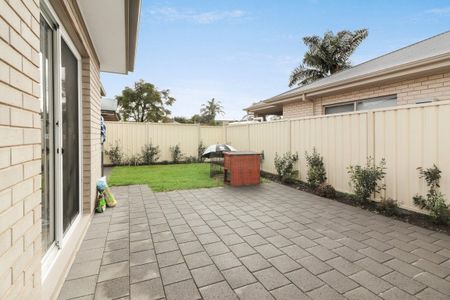 Modern Courtyard Home Close to Amenities - Photo 4