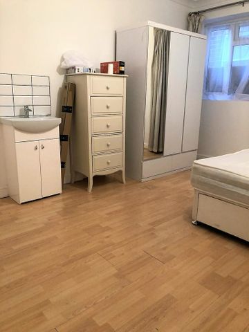 1 bedroom in a house share to rent - Photo 2