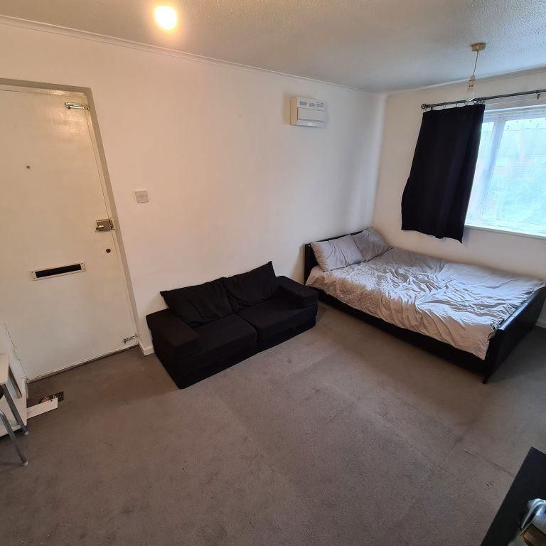 Studio to rent - Photo 1