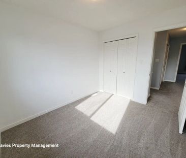 1044 177 Street SW — Single Family Home - Photo 3
