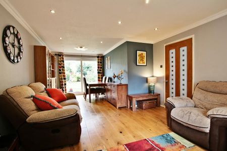 4 bedroom detached house to rent - Photo 2