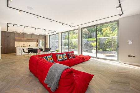 6 bedroom detached house to rent - Photo 2