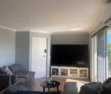 Beautifully Renovated Apartment - Photo 4