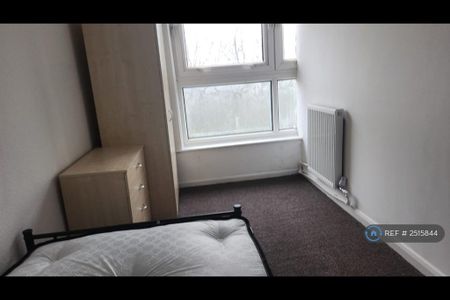 4 bedroom flat to rent - Photo 3