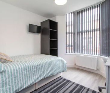 6 Bedrooms 2 Bathrooms - Photo 4