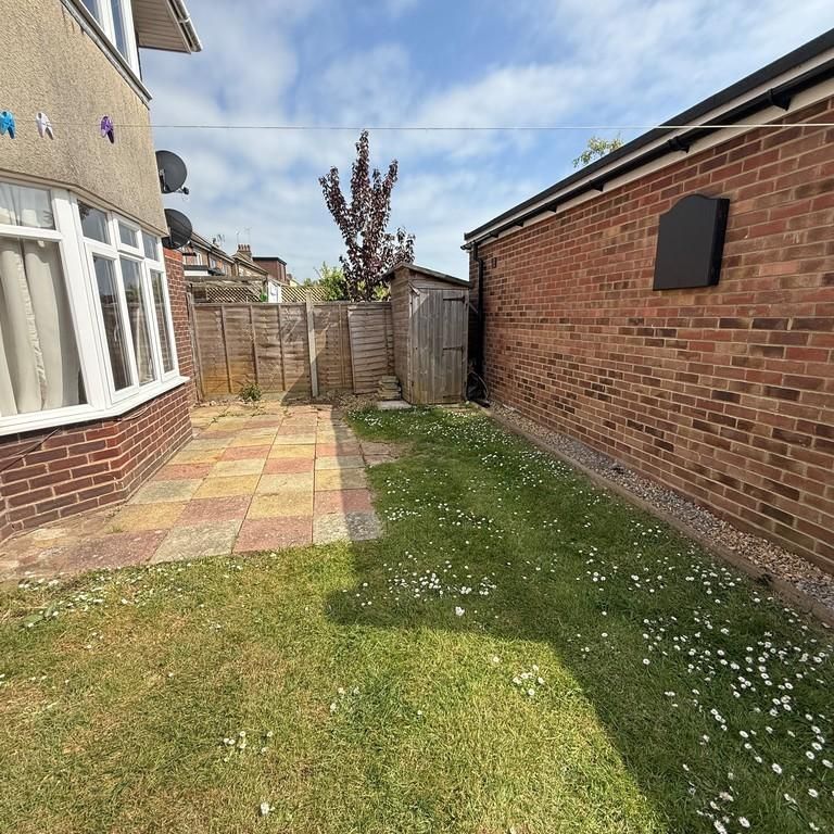 2 bedroom ground floor flat to rent - Photo 1