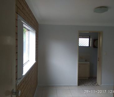 Large family home within MacGregor State School Catchment !! - Photo 6