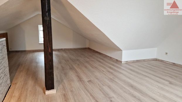 Schöne 1-Raum-Maisonette-Wohnung mit Einbauküche und neuen Böden - Photo 1