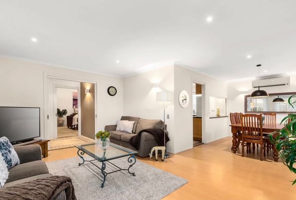 6 months lease only | Luxury Family Living in Court Location - Photo 1