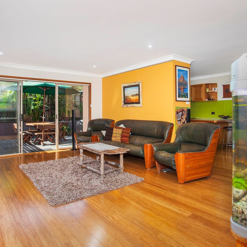 Vibrant Townhouse In Ideal Location - Photo 1