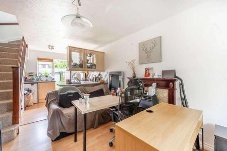 Waller Drive, Northwood, HA6 - Photo 2