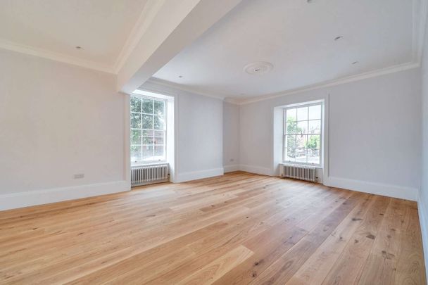 A beautifully refurbished two bedroom apartment in the heart of the City. - Photo 1