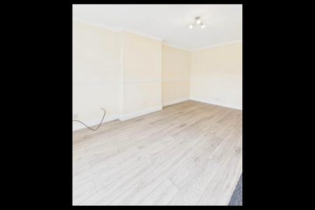 2 Bed Terraced House, Oakley Road, LU4 - Photo 5