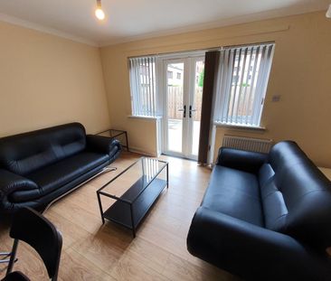 4 Bed Terraced House, Parsonage Square, G4 - Photo 2