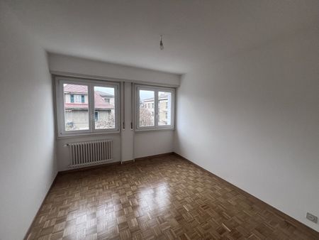 5-room apartment on the 2nd floor located in a quiet residential area of Lausanne - Photo 3